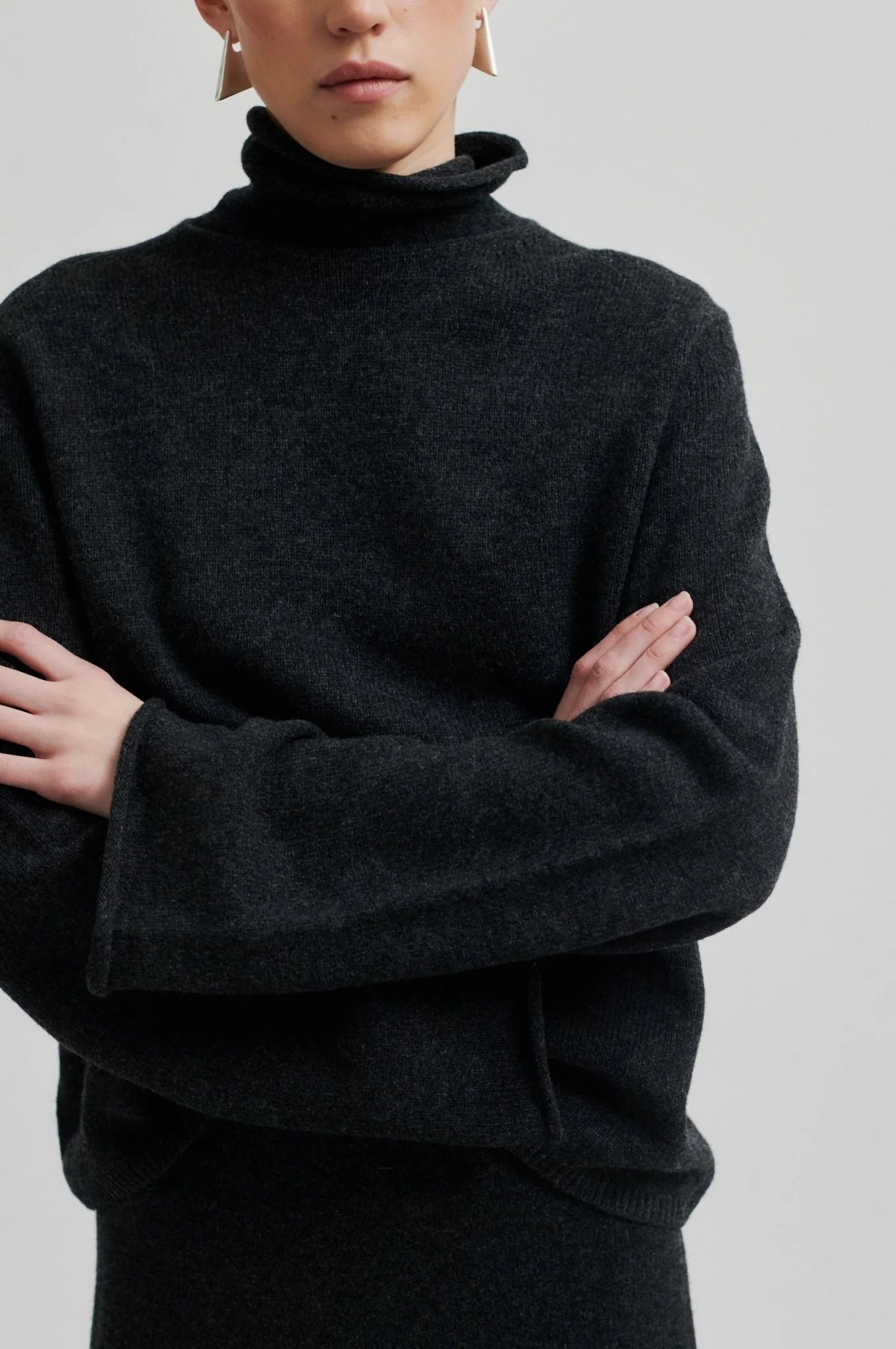 Neva Knit T-Neck Dark Grey Melange - Image 4