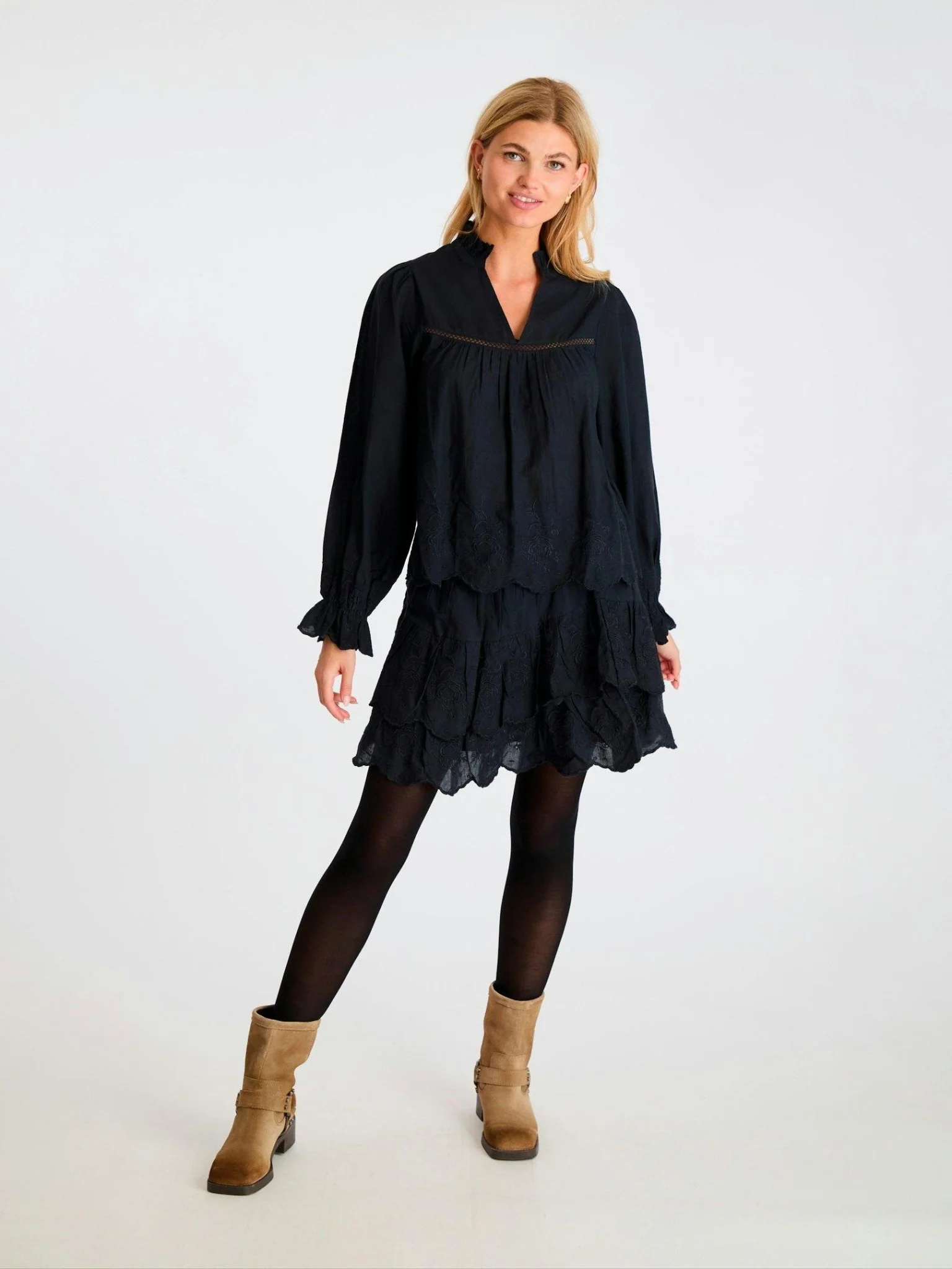 Line Emb Skirt Navy - Image 3