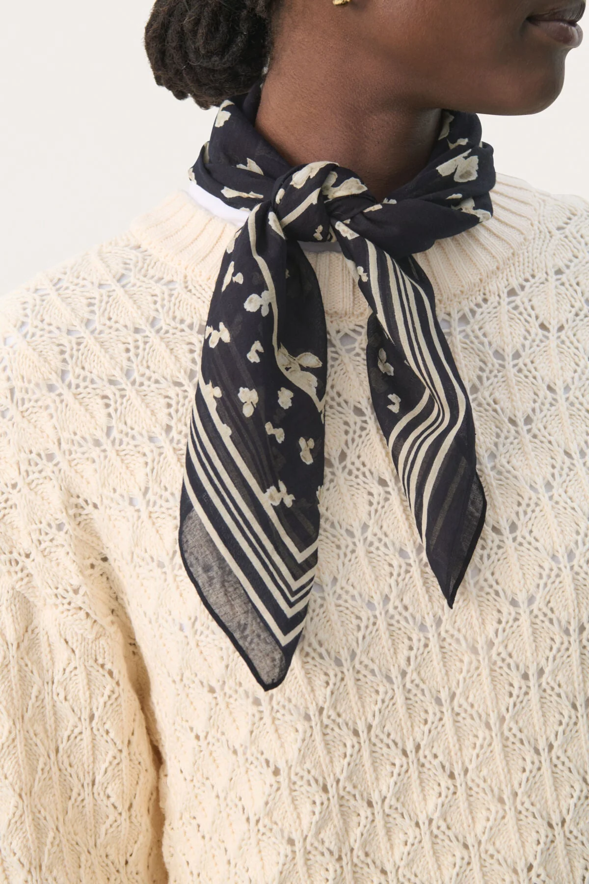 Phipw Scarf Navy Blurred Flower - Image 3