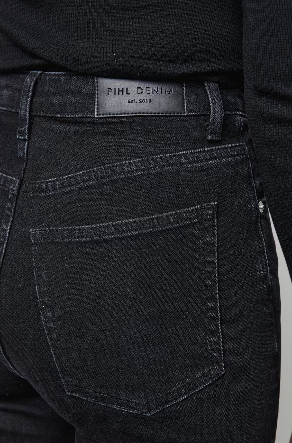 Holly Jeans Washed Black - Image 4