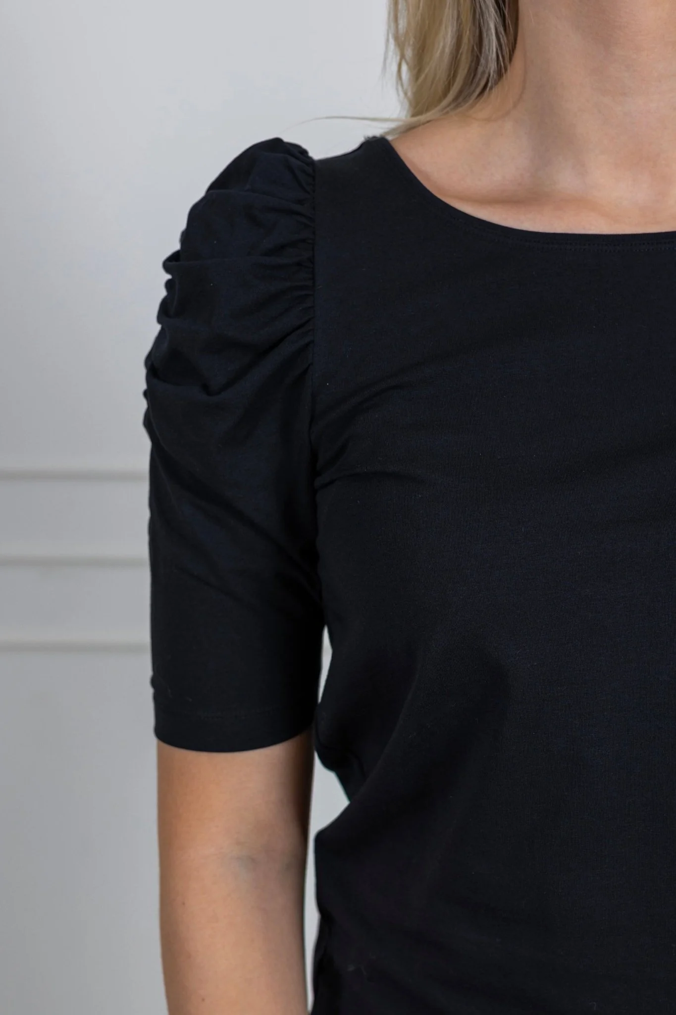 Adrienne T-Shirt Black - Image 6