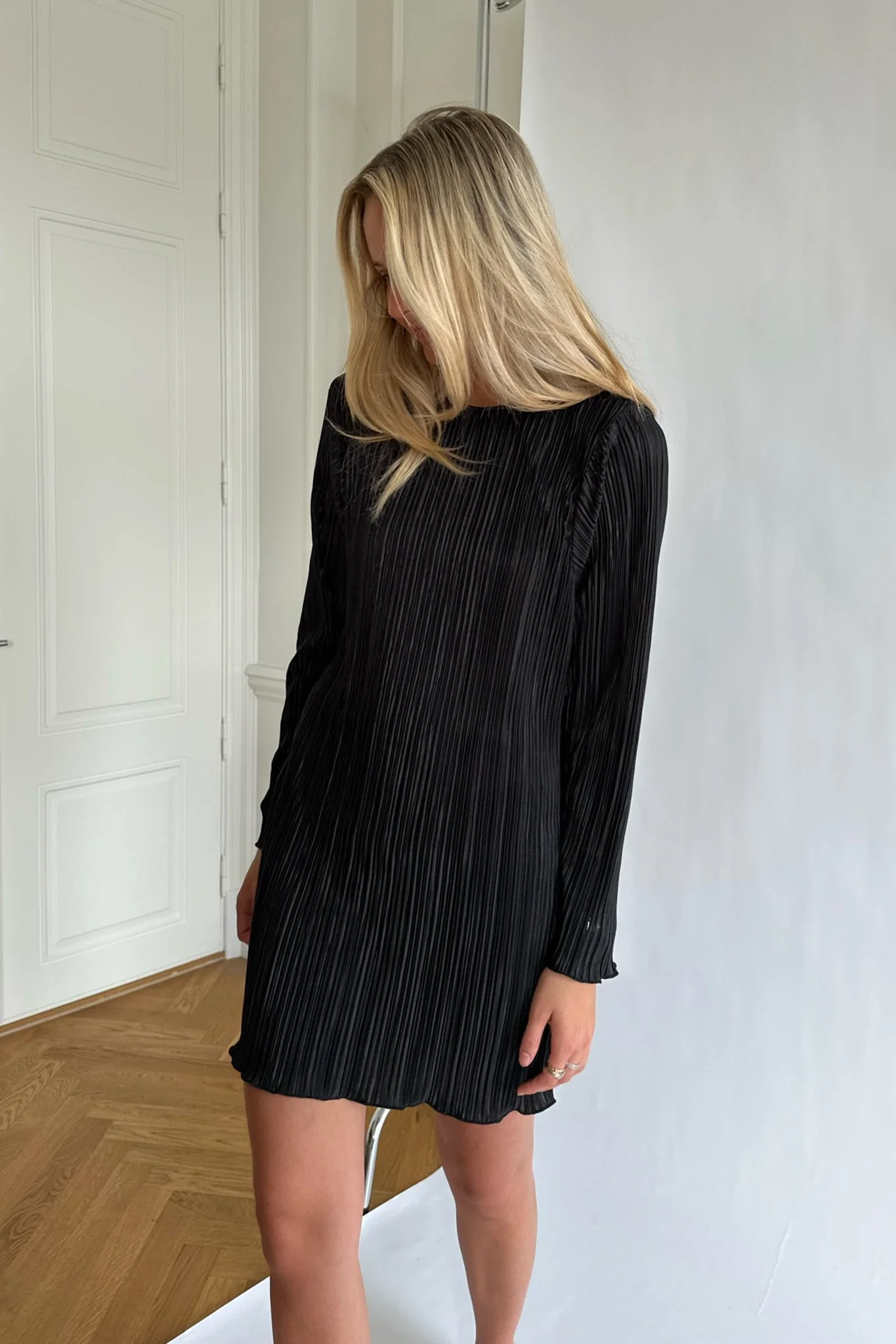 Kelly Plisse Dress Black - Image 6