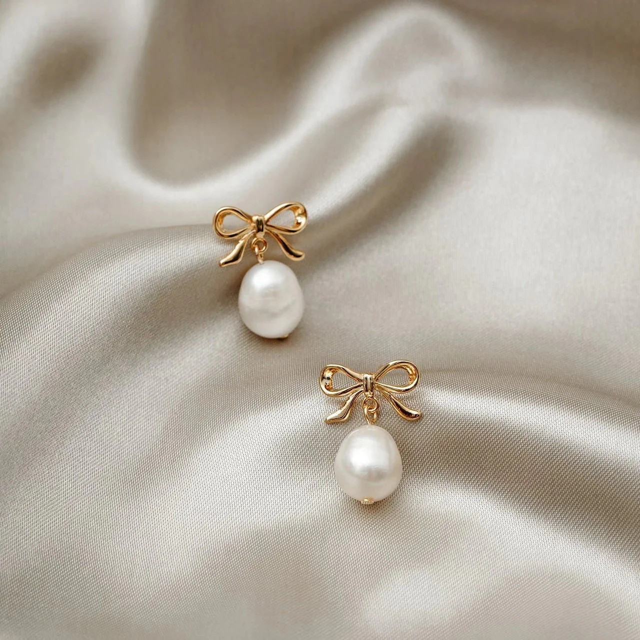 Metal Bow & Pearl Drop Earring Pale Gold - Image 2