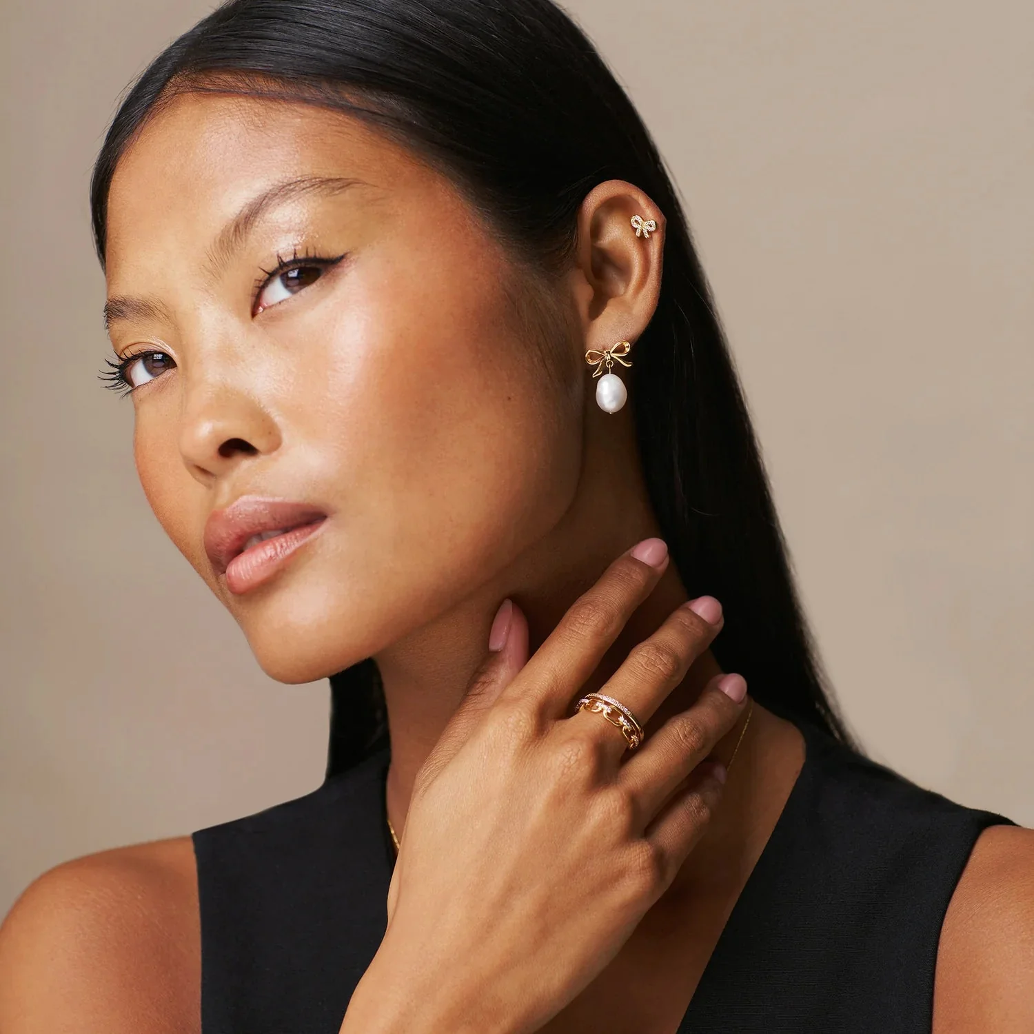 Metal Bow & Pearl Drop Earring Pale Gold - Image 3
