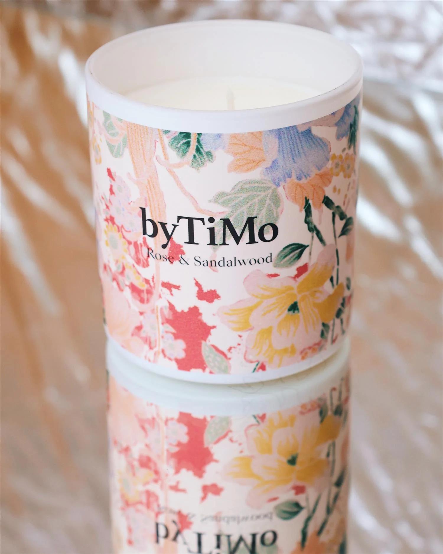 Rose & Sandalwood Scented Candle Rose - Image 2