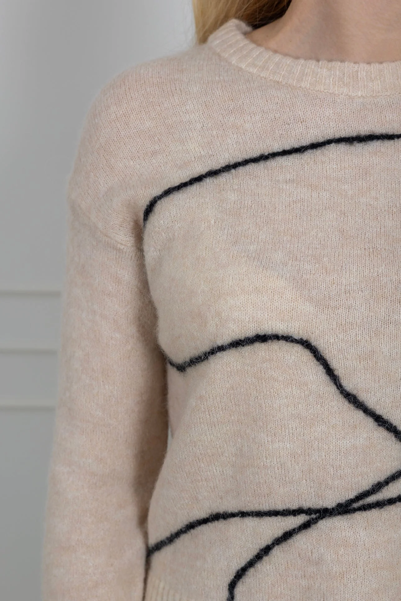 Sia Ras Ls Knit Artwork O-Neck Birch Black - Image 10