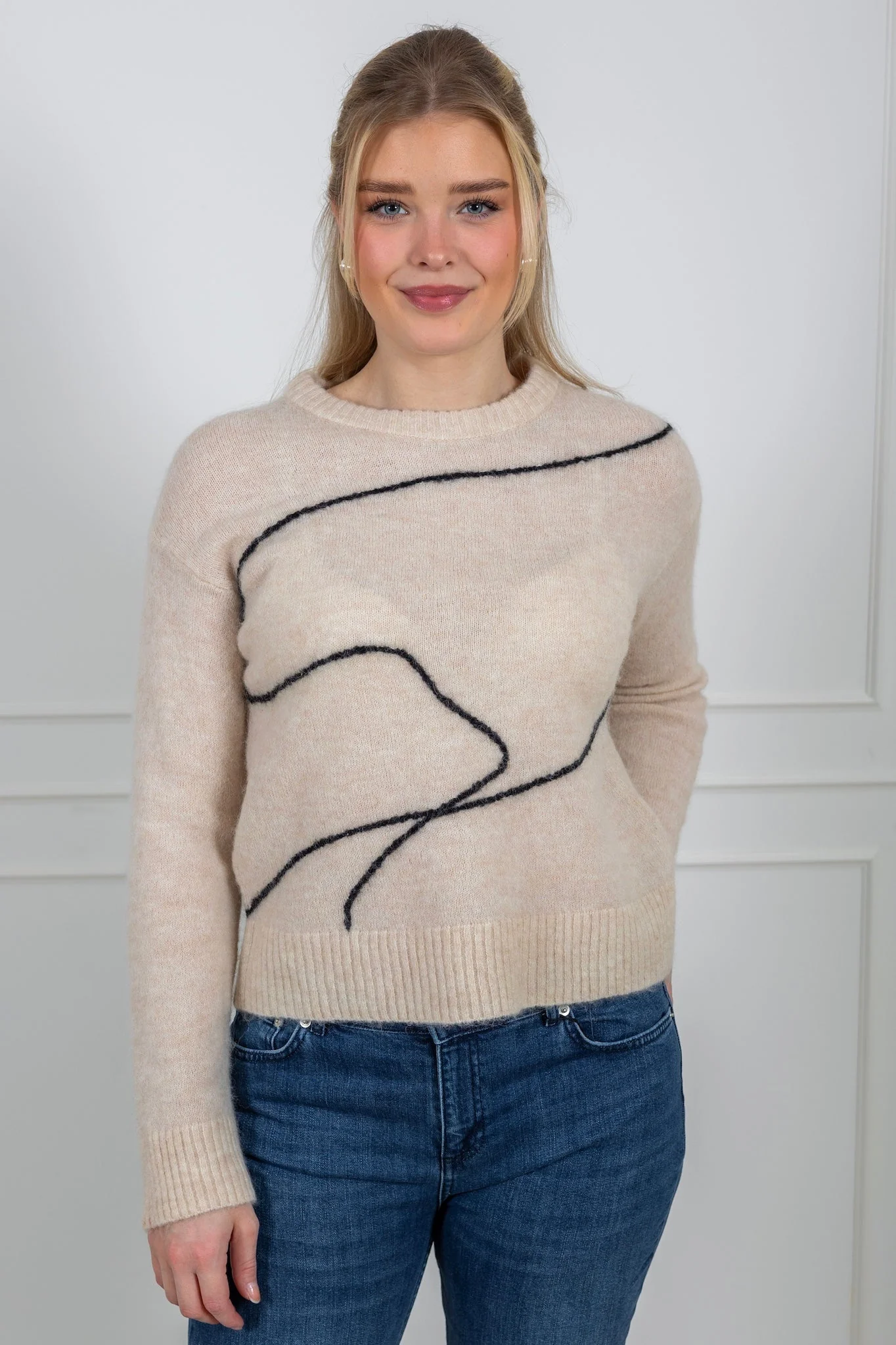 Sia Ras Ls Knit Artwork O-Neck Birch Black - Image 5
