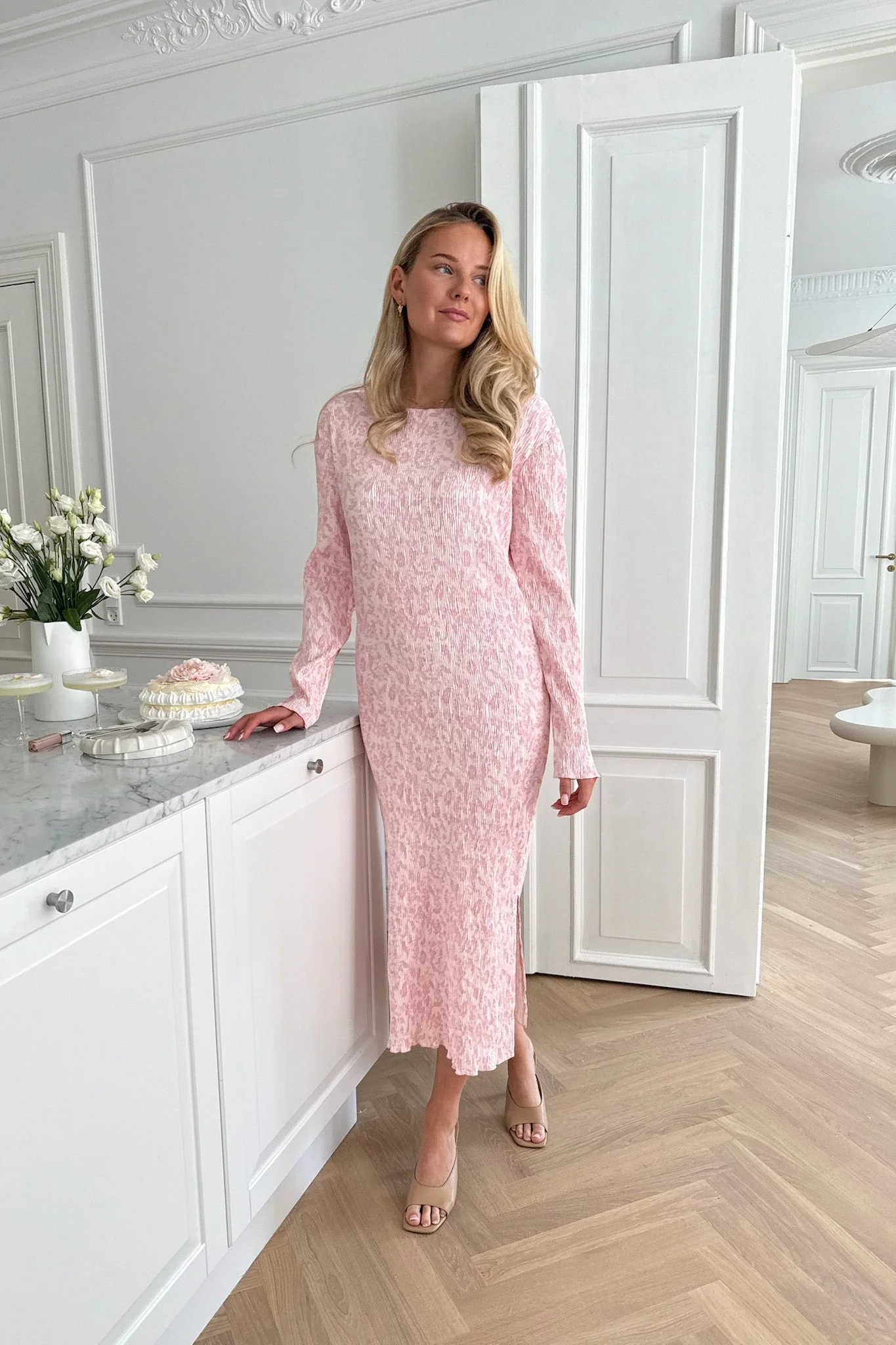 Oda Dress Light Pink Floral - Image 5