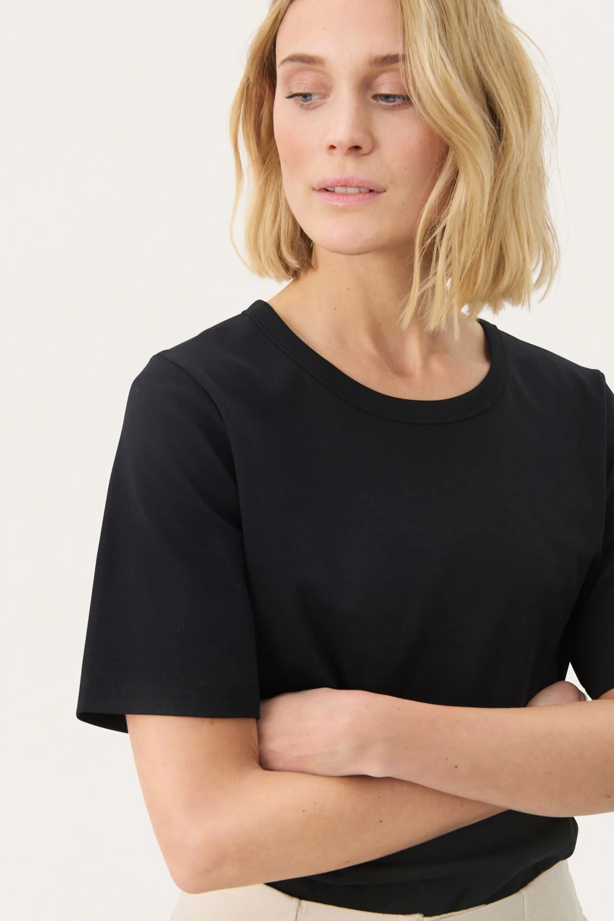 Ratana T-Shirt Black - Image 4