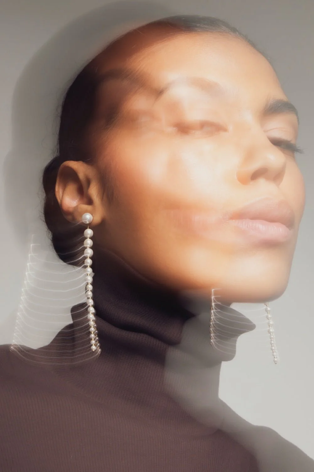 The Long Pearl Earrings Cream - Image 3