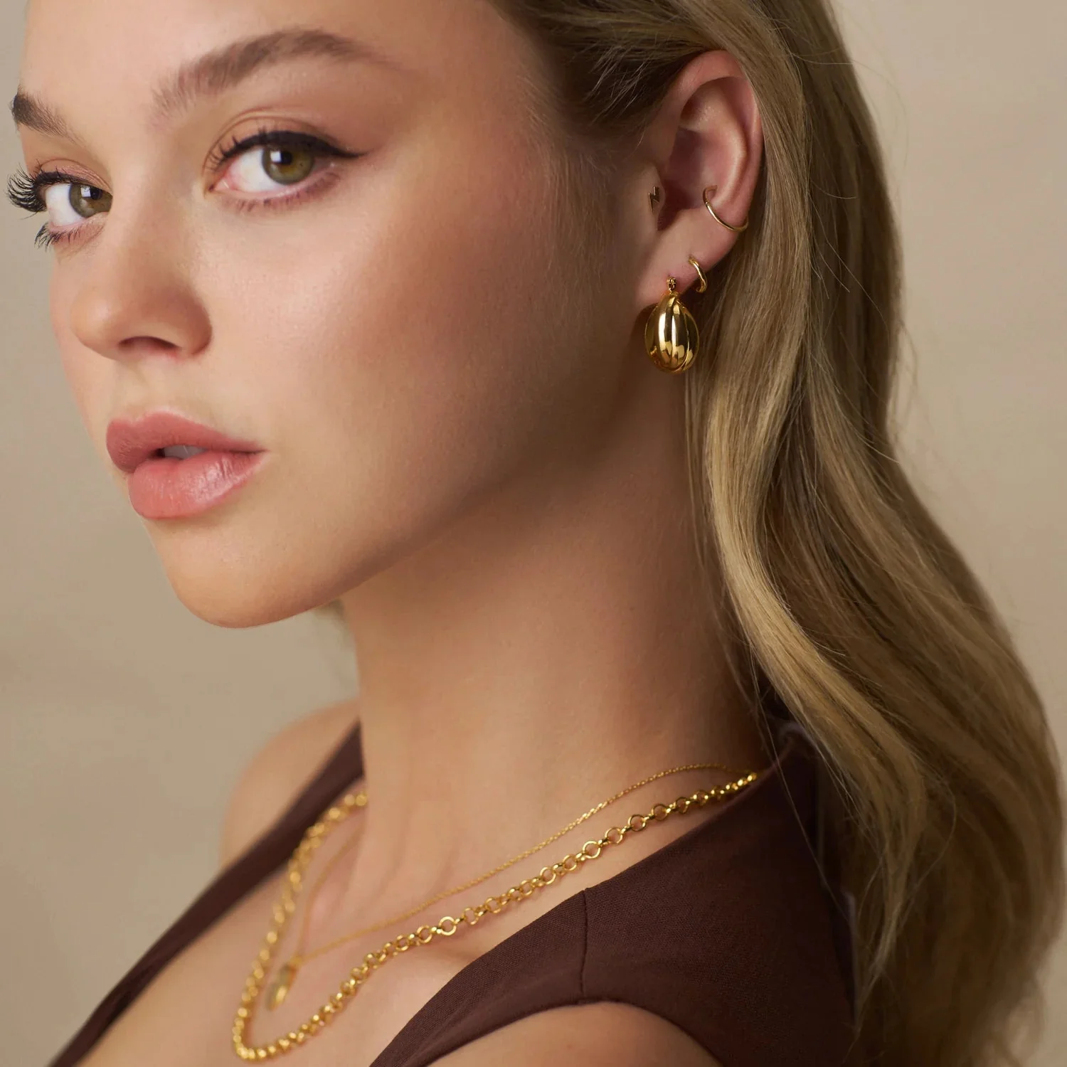 Small Interlocking Hoop Earrings Pale Gold - Image 2