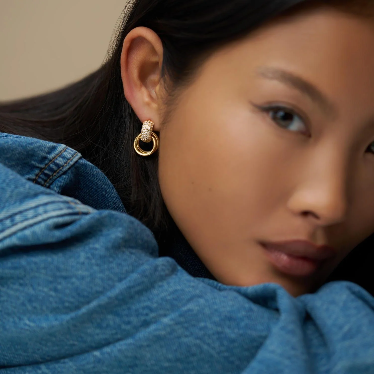 Pave Interlocking Earrings Pale Gold - Image 3