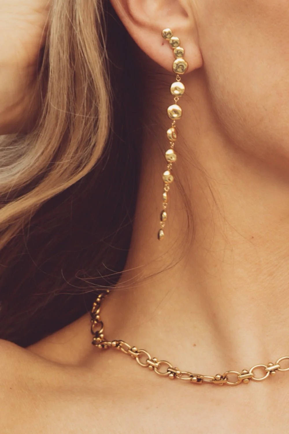 The Long Pebble Earrings Gold - Image 3