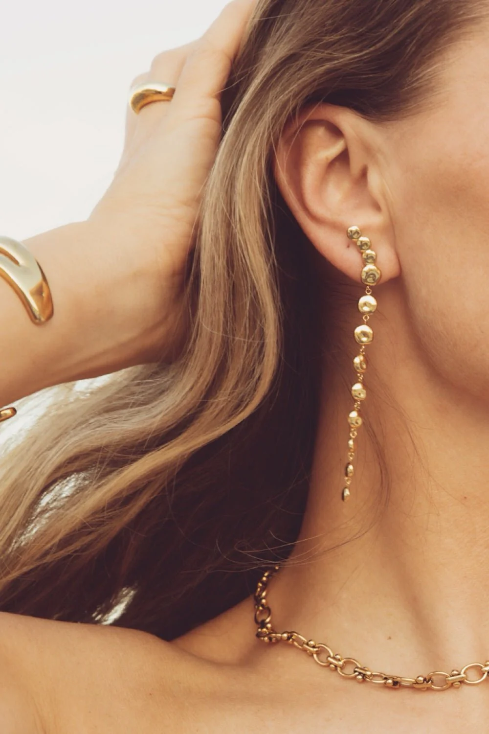 The Long Pebble Earrings Gold - Image 4