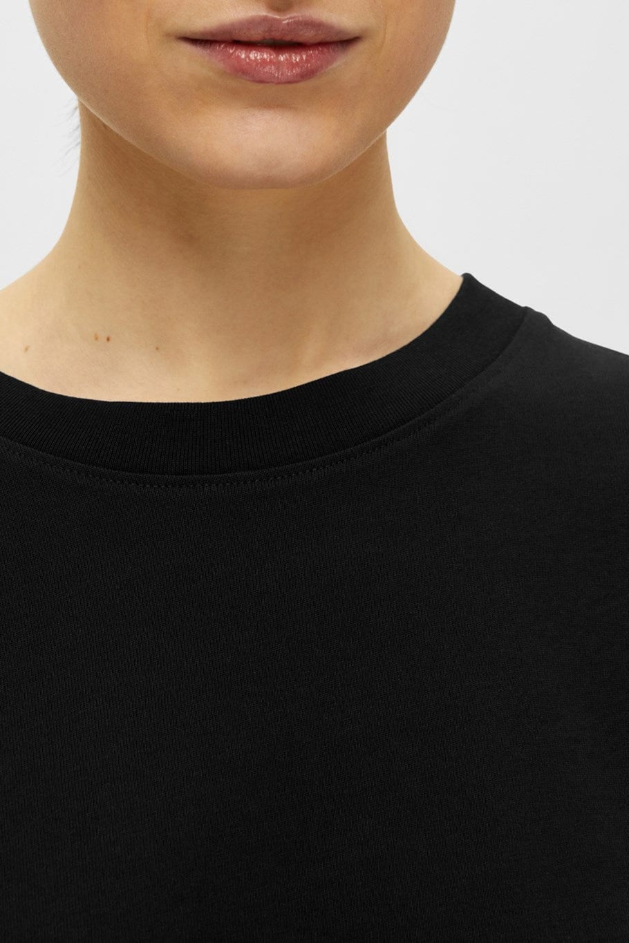 Essential Ss Boxy Tee Black - Image 6