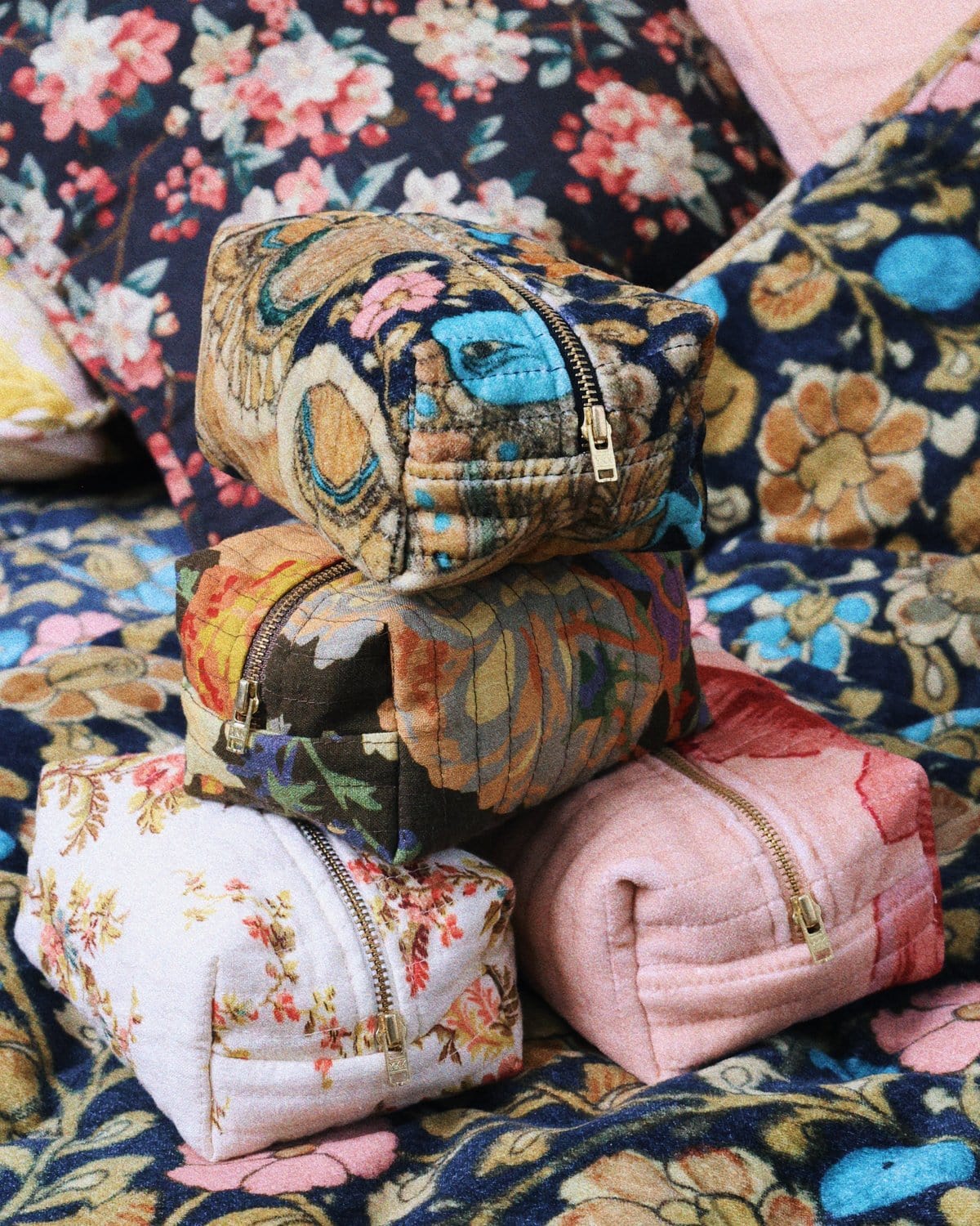 Makeup Bag Velvet Pink Flower Vine - Image 7
