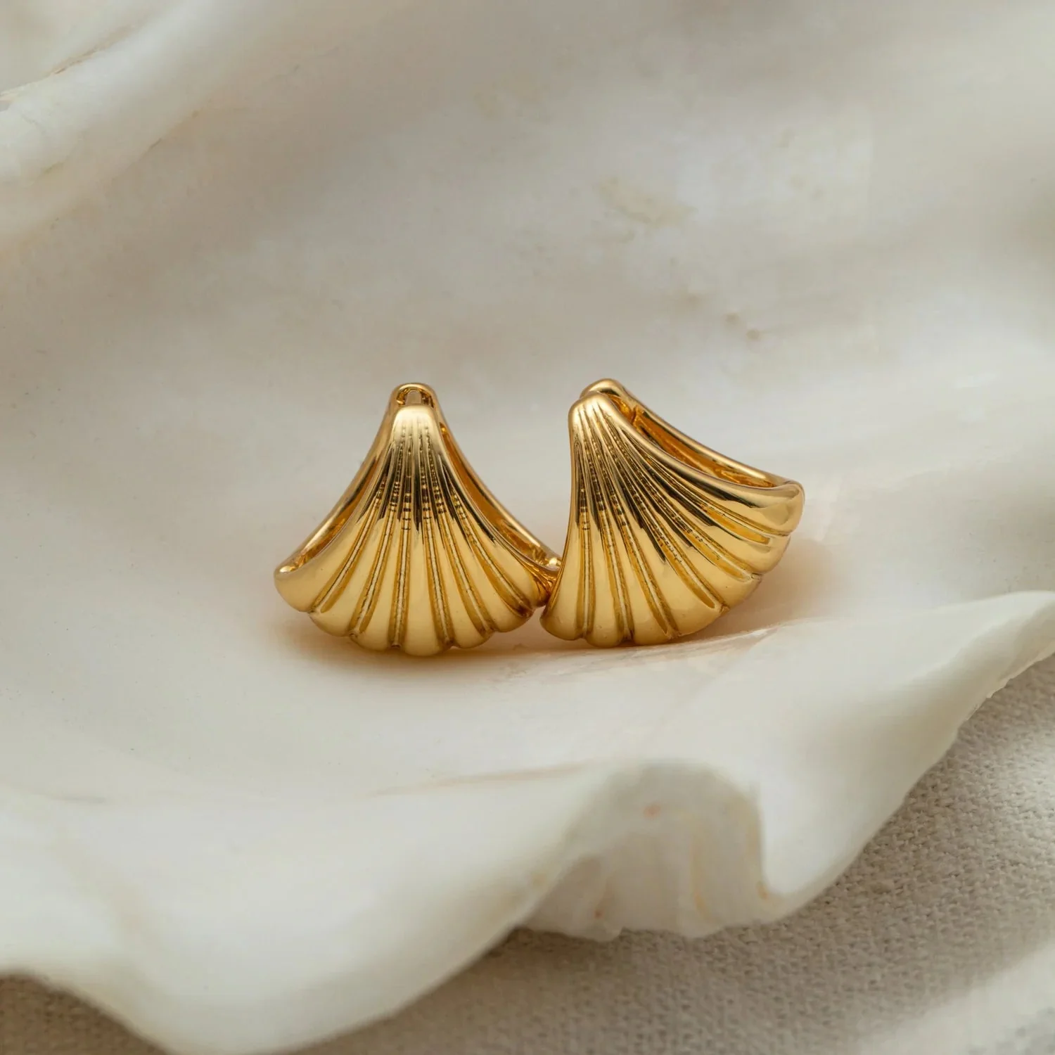 Scallop Fan Earring Pale Gold - Image 3