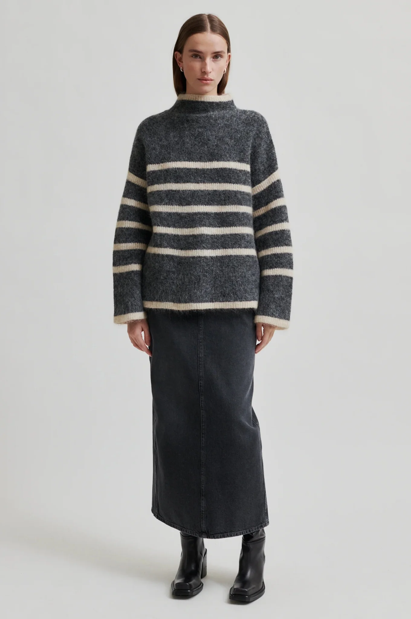 Ovalis Knit T-Neck Volcanic Ash - Image 10
