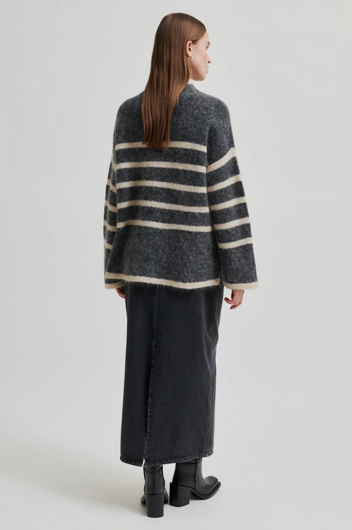 Ovalis Knit T-Neck Volcanic Ash - Image 11