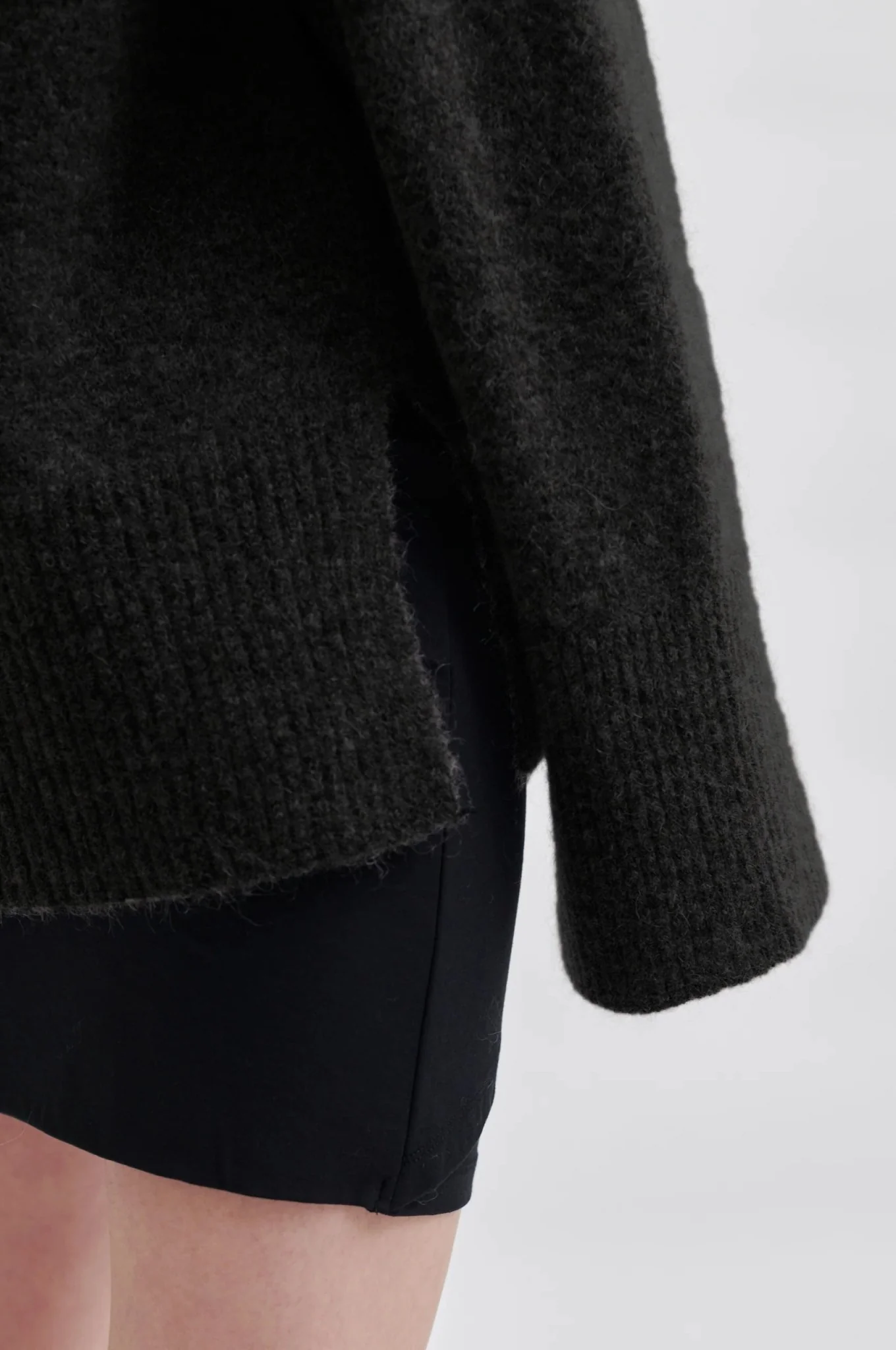Brookline Knit Raglan O-Neck Black - Image 5
