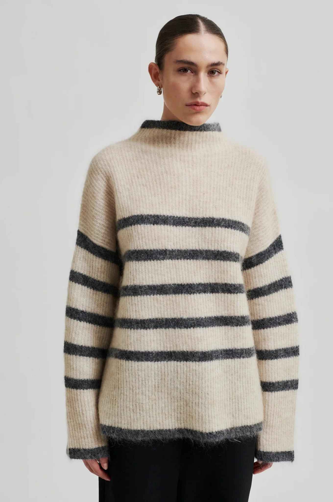 Ovalis Knit T-Neck Brazilian Sand Grey - Image 8