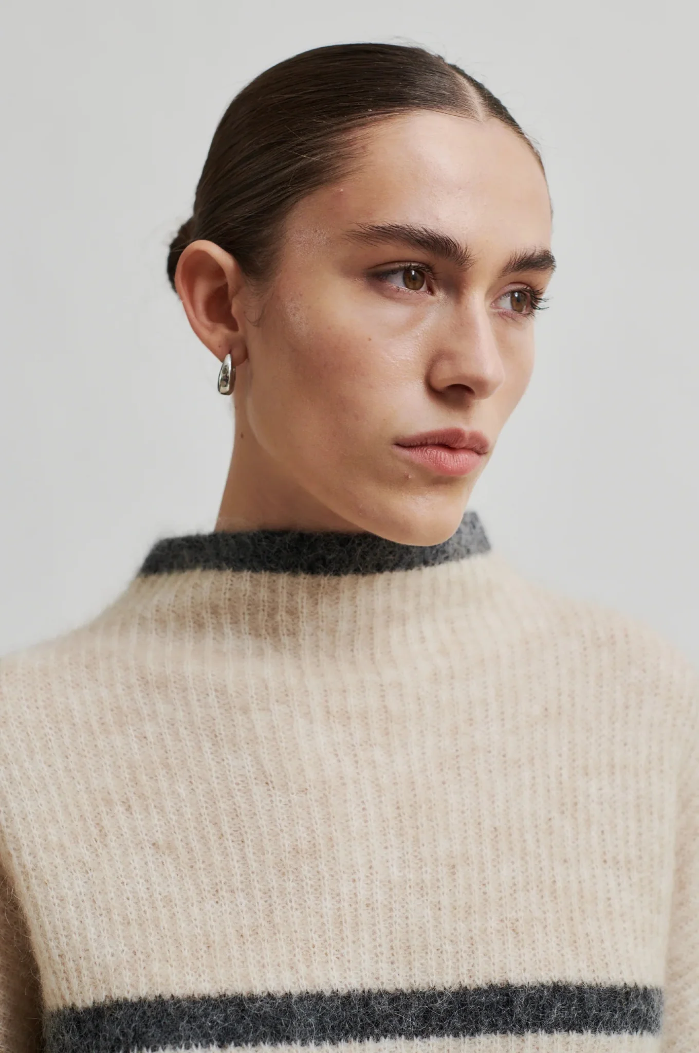 Ovalis Knit T-Neck Brazilian Sand Grey - Image 9
